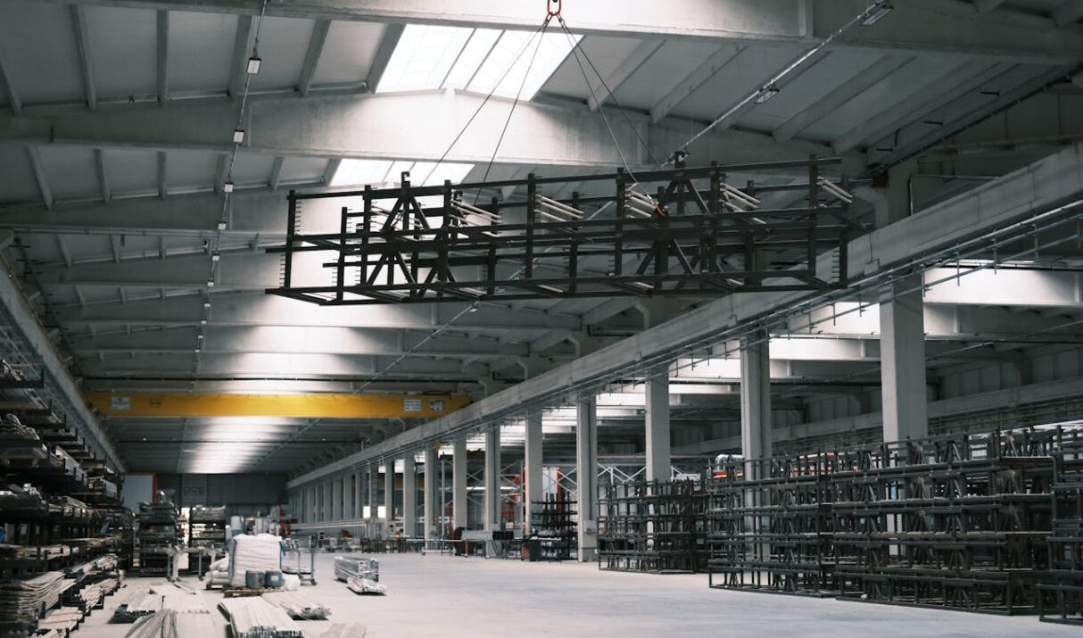 Profilé aluminium vs acier : comment choisir la bonne structure pour votre atelier industriel ?