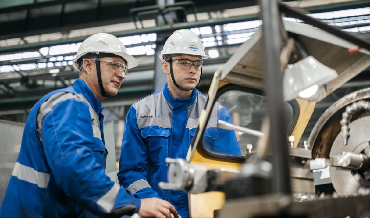 Postes de travail industriels en profilé aluminium : 7 avantages pour optimiser votre ligne de production